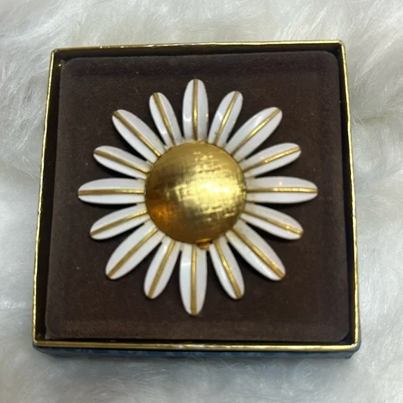 NIB Avon Full Pristine Solid Perfume Glace Daisy Pin Brooch - Picture 1 of 4